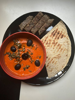 Una foto de Muhammara (crema siria de pimientos y nueces). Versión súper fácil