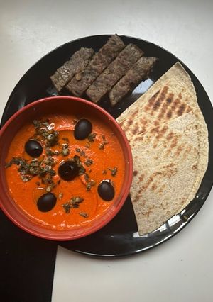 Una foto de Muhammara (crema siria de pimientos y nueces). Versión súper fácil