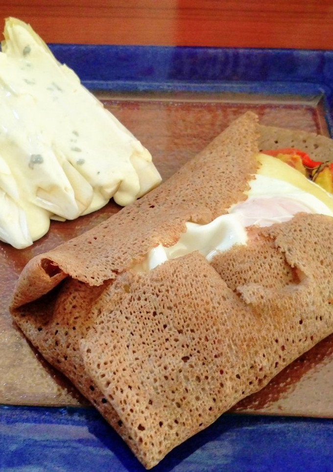 Una foto de Galettes bretonas y endivias con roquefort