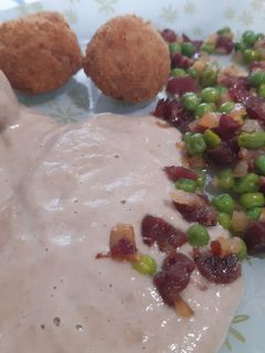 Una foto de Albóndigas en salsa de champiñones o Shiitake, con guisantes y jamón