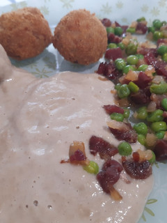Una foto de Albóndigas en salsa de champiñones o Shiitake, con guisantes y jamón