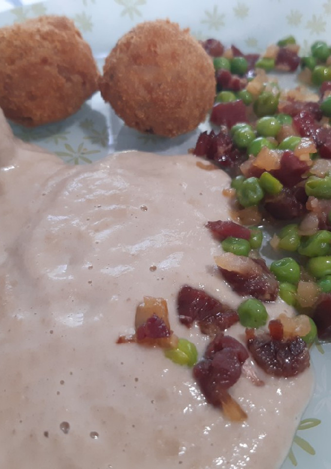 Una foto de Albóndigas en salsa de champiñones o Shiitake, con guisantes y jamón