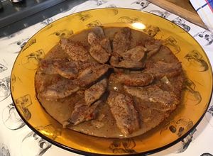 Une photo de Canard au piment d'espelette sauce prunes aux oignons