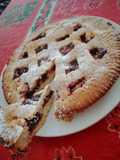 Crostata con formaggio spalmabile e marmellata di fragole
