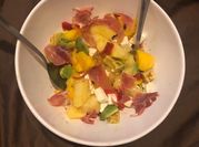 Una foto de ensalada piña y mango