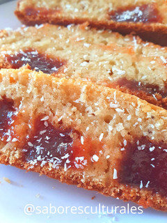 Una foto de ♦️Budín Frola ~ con membrillo y coco♦️