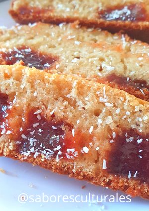 Una foto de ♦️Budín Frola ~ con membrillo y coco♦️