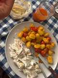 Lubina con ñoquis y tomates cherry