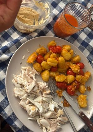 Una foto de Lubina con ñoquis y tomates cherry