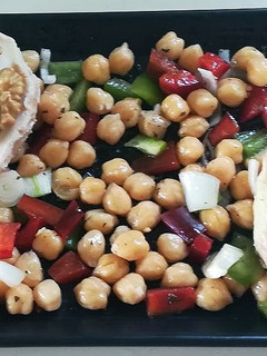 Una foto de Ensalada de garbanzos y queso de cabra