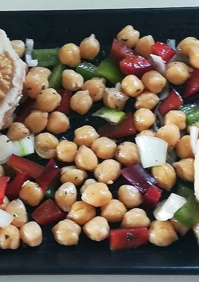 Una foto de Ensalada de garbanzos y queso de cabra
