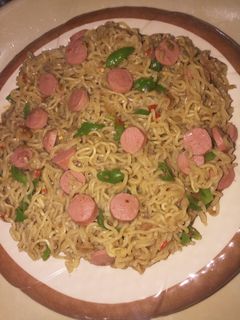 Taliyar noodles ta musamman Mai dauke da sausage ainihin hoton girkin