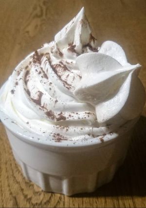 Une photo de Crème au chocolat et chantilly maison