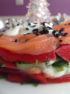 Una foto de Ensalada de pimientos del piquillo y salmón ahumado
