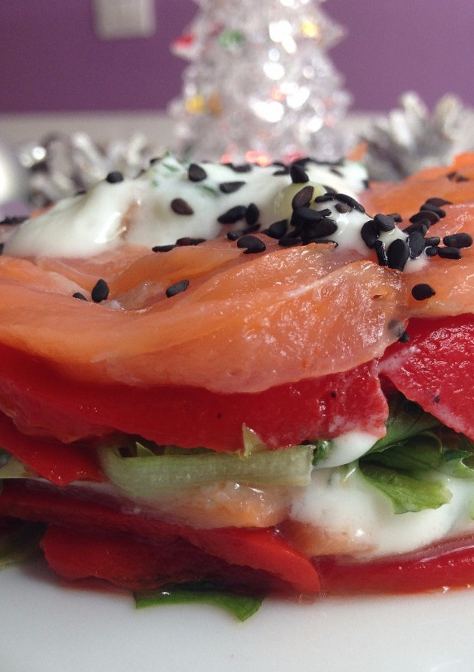 Una foto de Ensalada de pimientos del piquillo y salmón ahumado