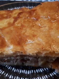 Una foto de Empanada de puerro y salchicha con salsa de arándano rojo