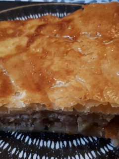 Una foto de Empanada de puerro y salchicha con salsa de arándano rojo