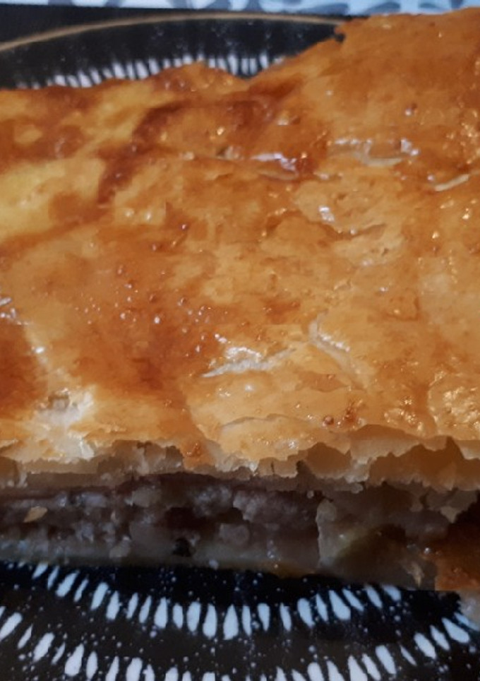 Una foto de Empanada de puerro y salchicha con salsa de arándano rojo