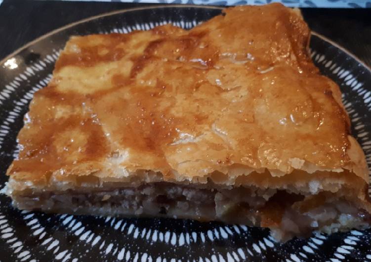 Empanada de puerro y salchicha con salsa de arándano rojo