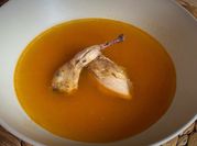 Una foto de sopa de codorniz