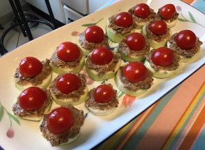 Une photo de Bouchées apéritives concombre noa, tomates cerises et anchoïade maison