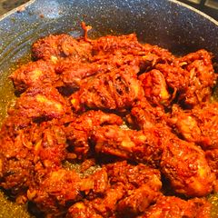 A picture of Spicy naga chicken.