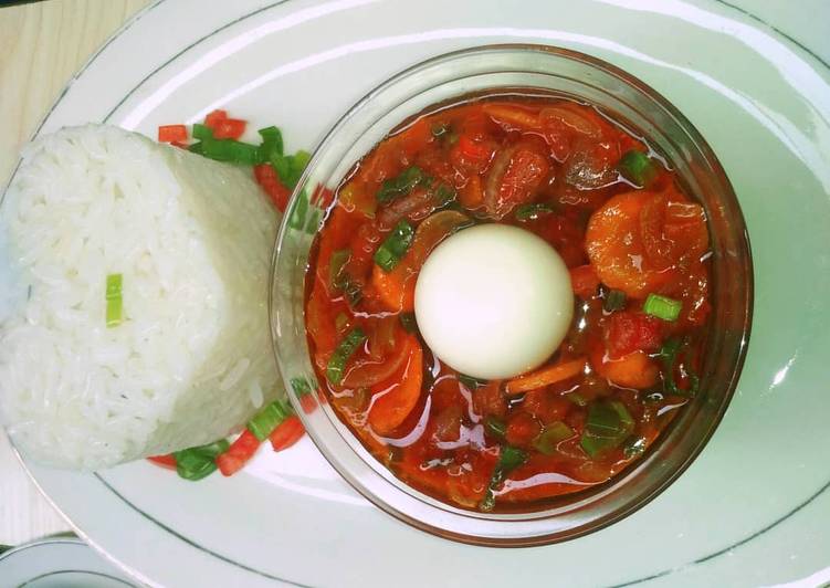 Boiled rice with simple tomato stew