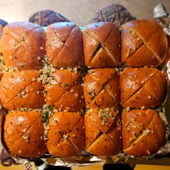 A picture of Garlic Butter Hawaiian Rolls.