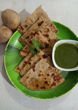आलू पराठा (Aloo Paratha Recipe In Marathi) रेसिपी चे मुख्य फोटो