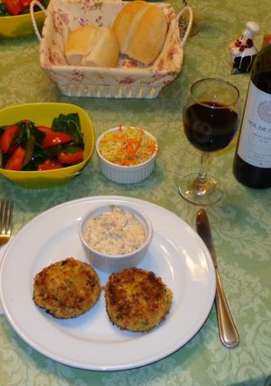 Una foto de Pastelitos de jaiba con salsa remoulade