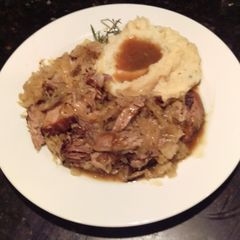 A picture of Braised Pork & Sauerkraut.