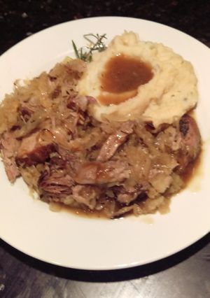 A picture of Braised Pork & Sauerkraut.