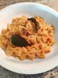 Farfalle con crema di fiori di zucchini e pomodorini ciliegino