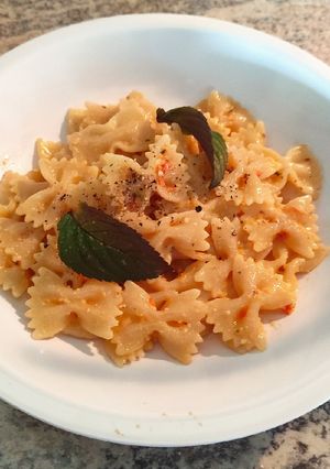 Foto di Farfalle con crema di fiori di zucchini e pomodorini ciliegino