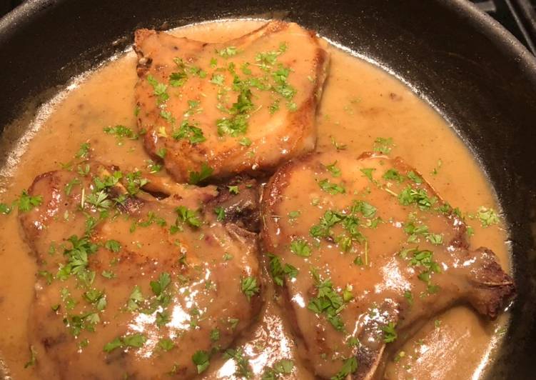 Bone-in Center Cut Pork Chops w/gravy