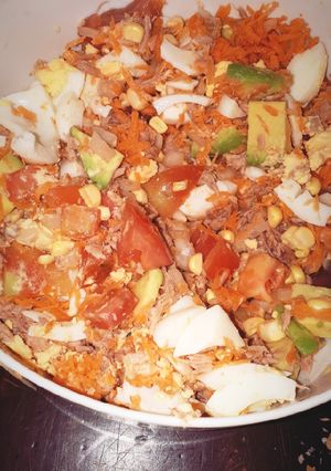 Una foto de Ensalada completa de atún y vegetales😍🍅🥑🌽