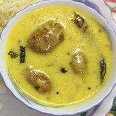 A picture of Pakodi wali kadhi.