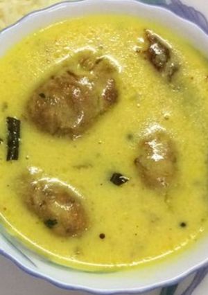 A picture of Pakodi wali kadhi.