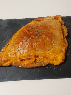 Una foto de Empanada de hojaldre de atún y gambas