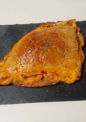 Una foto de Empanada de hojaldre de atún y gambas