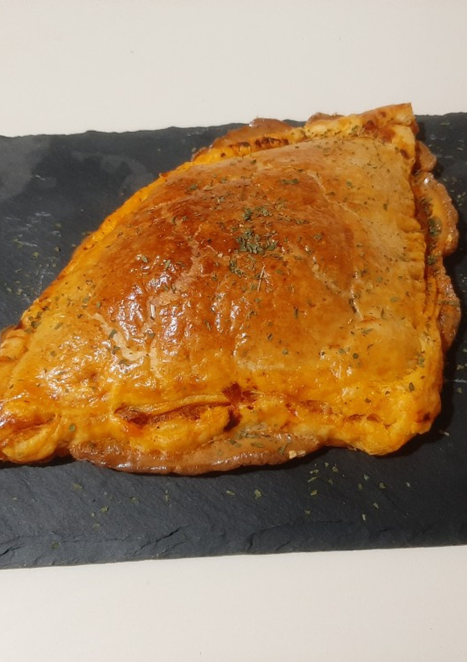 Una foto de Empanada de hojaldre de atún y gambas