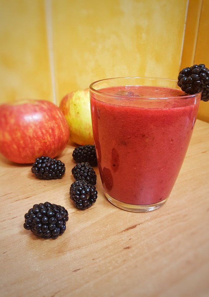 Una foto de Smoothie de moras, manzana y pomelo