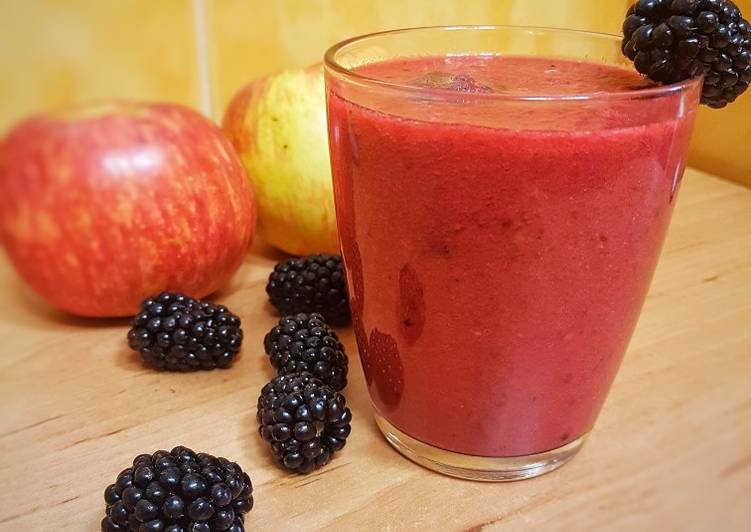 Smoothie de moras, manzana y pomelo