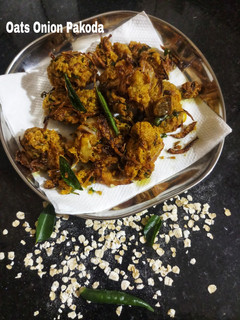 ஓட்ஸ் ஆனியன் பக்கோடா (Oats Onion Pakoda recipe in tamil) செய்முறை முக்கிய புகைப்படம்
