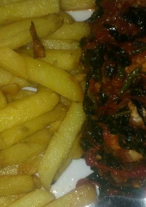 A picture of Chips and tomatoes sauce with shrimps and veggiei.