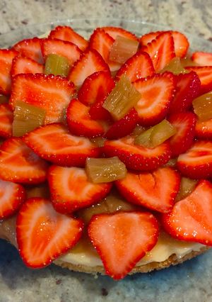 Une photo de Tarte aux fraises et rhubarbes