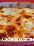 Huevos con chorizo picante en salsa bechamel