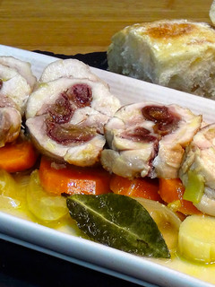 Una foto de Rollitos de pollo rellenos en escabeche, especial Navidad