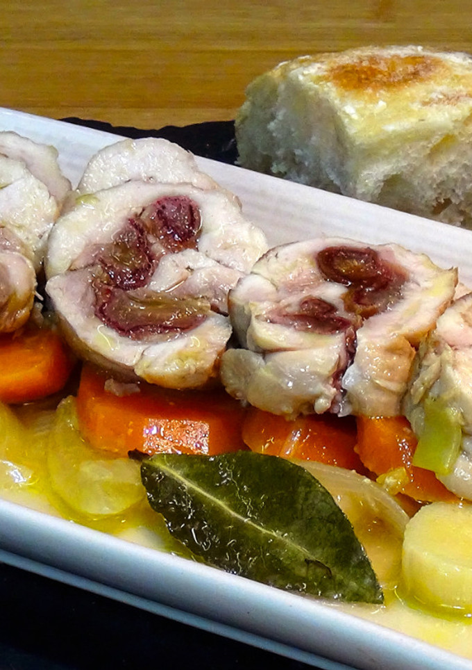Una foto de Rollitos de pollo rellenos en escabeche, especial Navidad
