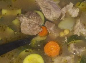 Una foto de Sopa de garbanzos con carne de cerdo